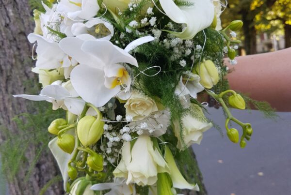 Modern bruidsbloemarrangement uit het lookbook, met een focus op frisse witte bloemen en minimalistische esthetiek.