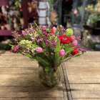 Boeket "Mon Chérie" sfeervol weergegeven met pastelkleuren en elegante bloemen.  