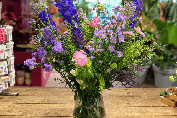 Boeket Summer breeze in een sfeervolle setting, perfect voor zomerse decoratie.