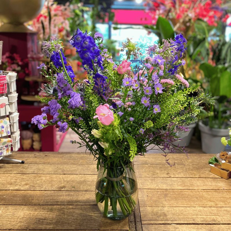 Boeket Summer breeze in een sfeervolle setting, perfect voor zomerse decoratie.  