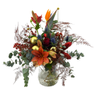 Stijlvol boeket met rode rozen, oranje lelies, blauwe distels en gouden decoraties, gepresenteerd in een glazen vaas.