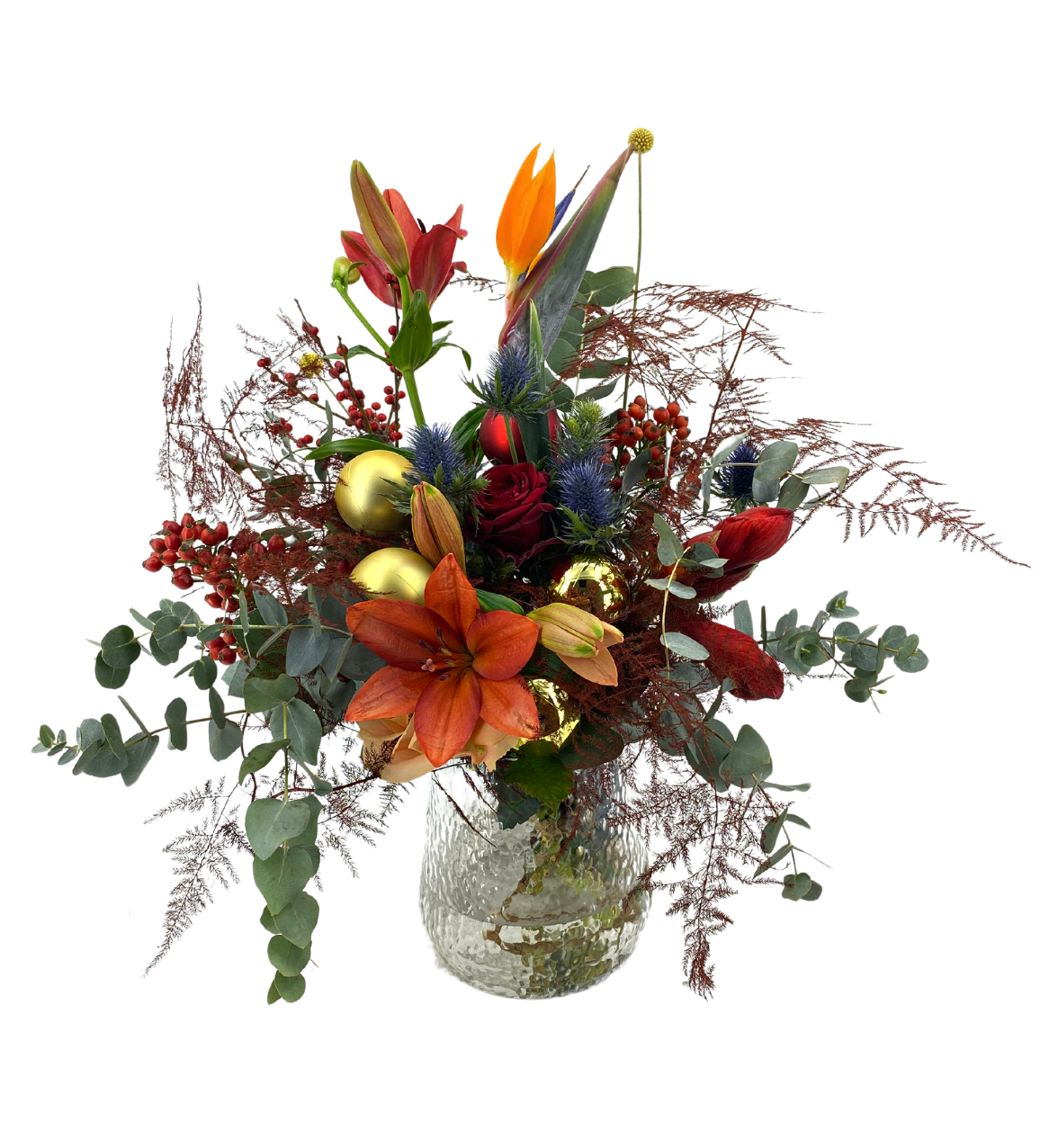 Kleurrijk boeket – rode, oranje en blauwe bloemen met gouden accenten in een transparante vaas. Stijlvol boeket met rode rozen, oranje lelies, blauwe distels en gouden decoraties, gepresenteerd in een glazen vaas.