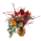 Boeket met rode en paarse bloemen, gecombineerd met fris groen blad, een stijlvolle keuze uit de collectie van Bloemenwereld.nl.