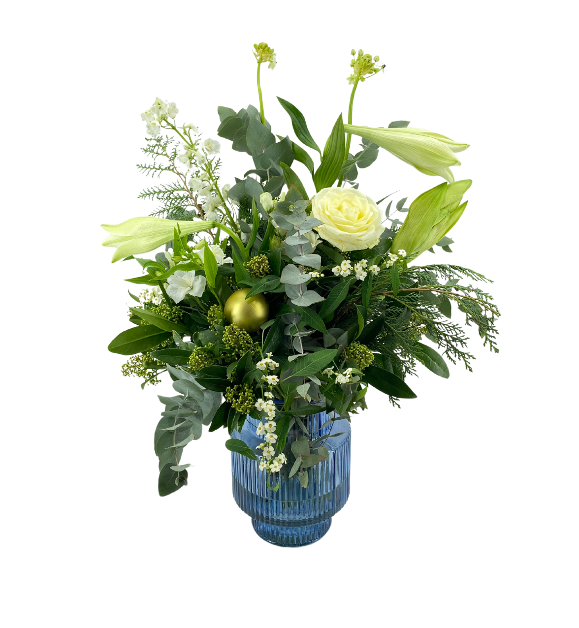 Groen-wit boeket – witte bloemen zoals rozen en lelies, met decoratieve bladeren in een moderne blauwe vaas.2 Fris boeket met witte rozen, lelies en groene accenten, stijlvol geschikt in een geribbelde blauwe vaas op een houten tafel. 2
