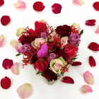 Uniek bloemstuk A heart full of love, met een romantische en warme uitstraling.  