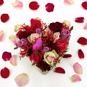 Uniek bloemstuk A heart full of love, met een romantische en warme uitstraling.  