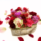 Decoratief bloemstuk A heart full of love met levendige bloemen in hartvorm.  