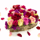 Sfeervol bloemstuk A heart full of love, met een warme kleurencombinatie.  