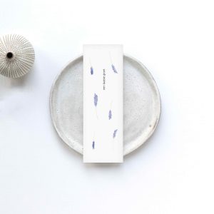 Rouwkaart "Lavendel" – een laatste groet, met warme bloemen en een respectvol gebaar.