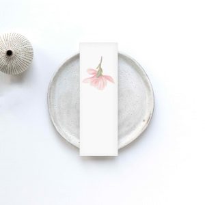 Blanco rouwkaart in de vorm van een magnolia, ideaal voor persoonlijke boodschappen.  