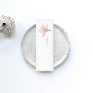 Blanco rouwkaart Magnolia, geschikt voor persoonlijke boodschappen bij rouwstukken.  
