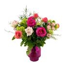 Pretty Pink arrangement met bloemen in zachte roze tinten en decoratief groen.  