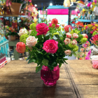 Pretty Pink bloemstuk met een elegante combinatie van roze bloemen en groen blad.  